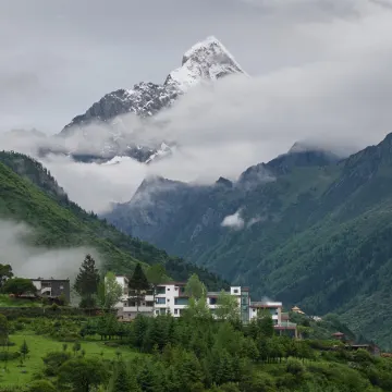 Siguniang Mountain Yangwangxingkong Snow Mountain Hotel[The best spot to view snow-capped mountains]