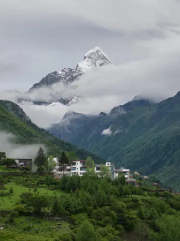 Siguniang Mountain Yangwangxingkong Snow Mountain Hotel[The best spot to view snow-capped mountains]