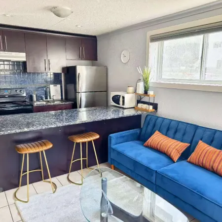 Urban Nest-Stay Close to Trendy Restaurants and Shops Отели рядом с достопримечательностью «Скульптура Разговор»