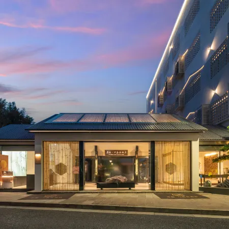 The Green Hidden Wanjia Hui Resort Hotel (Shaoxing Lu Xun's Hometown Cangqiao Zhijie Store)