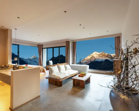 Yujian Mountain Snow Mountain Homestay Hotels in Deqin