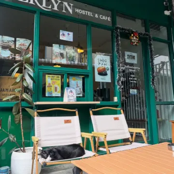 Terlyn Hostel & Cafe Hotels near BTS-Bangna