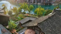 Riverside Courtyard Log Cabin Homestay - Romantic