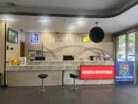Pipixiong E-sports Homestay (Pingjiang Baihuatai Avenue Tianyue Bus Station)