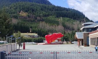 Peizan Yuge Homestay (Huanglong Jiuzhai High-Speed Railway Station)