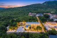 Morning Light and Twilight Cliffside Zijinzai Homestay (Xijingyu)