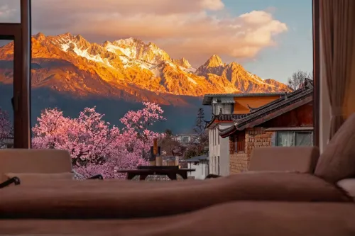Yunyue Snow Mountain View · Designer's Boutique Stay · Yunman Courtyard (Baisha Old Town) - พร้อมระเบียง