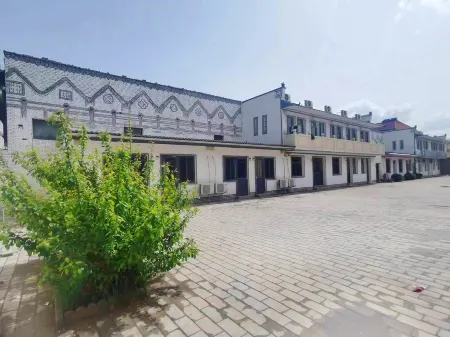 Xixi Huajiantang Hotel (Xiongxian Bus Station) Отели рядом с достопримечательностью «Songliao Bianguan Gu Tunnel»