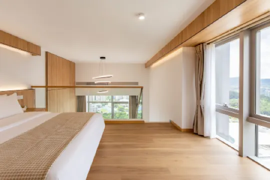 Chengyu International Apartment (Shenzhen Guangming Blue Whale World Phoenix Metro Station Branch)