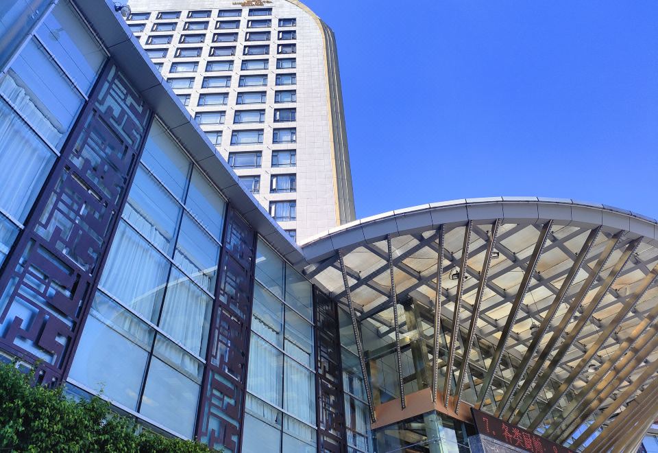 모던하고 청결한 호텔 침실 인테리어