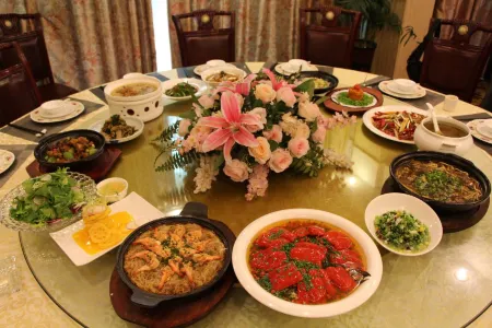 Fuyu Hotel (Dazu Bus Station Nanshan Stone Carvings) Отели рядом с достопримечательностью «Dazu Stone Carving Baoding Mountain Scenic Area - Guiding Service Hall»