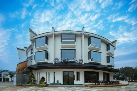 Floral Hotel · Bu Wan Hotel(Jiuhuashan Tourist Service Center Store) Отели рядом с достопримечательностью «Jiuhuashan Wanghua Temple (Southeast Gate)»