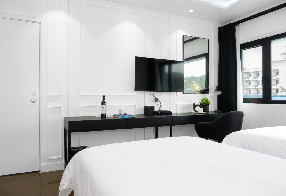 투몬 비치 근처의 호텔 야외 수영장 전경