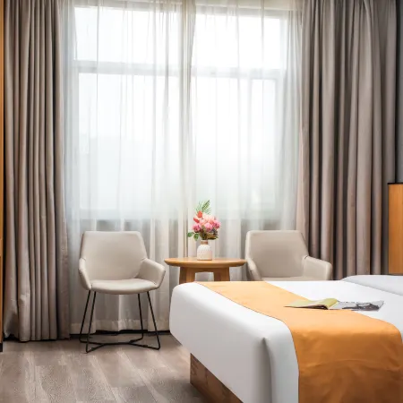 Mingyue Lake Hotel (Baise City Government Hengji Plaza)
