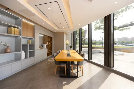 Yijia Hotel (Tianjin Jinnan Aeon Mall New National Convention and Exhibition Center) Отели рядом с достопримечательностью «West Campus of Tianjin University of Technology and Education»