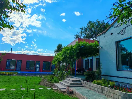 Qingyuan Mei She homestay Отели рядом с достопримечательностью «Xinyi Self-Drive Campground (Sayram Lake Branch)»