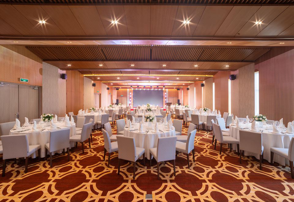 하노이 REY 호텔의 세련된 객실 내부 사진