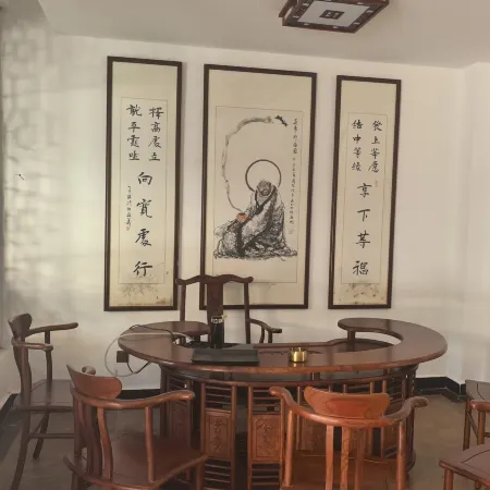 Luding Heyuanju Inn