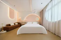 WB·拉亞設計師飯店（美蘭國際機場T1T2航廈店） 江東十里金灘-露營地附近的飯店