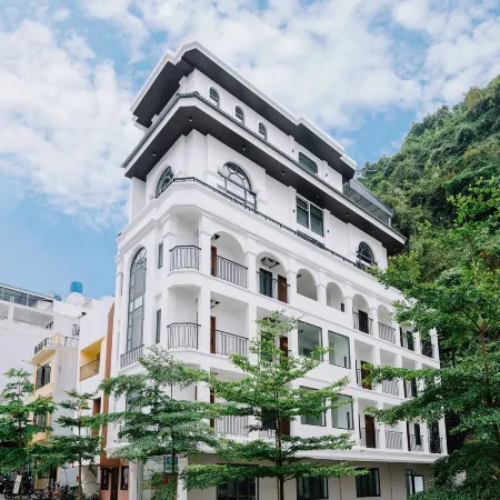 Cat Ba Green Pearl Hotel Отели рядом с достопримечательностью «Порт Cat Ba»