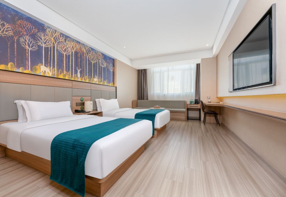 그린트리 호텔의 넓고 깔끔하게 정돈된 트윈 베드 룸
