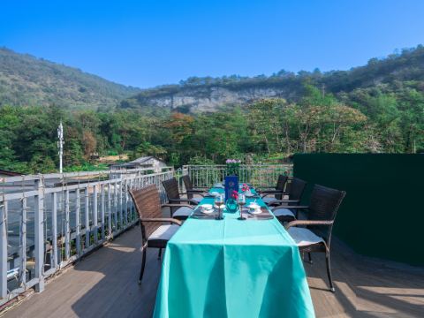 Yishu Yihua Inn (zhangjiajie national forest park Landmark Store)