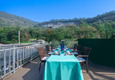 Yishu Yihua Inn (zhangjiajie national forest park Landmark Store) Отели рядом с достопримечательностью «Zhangjiajie National Forest Park»