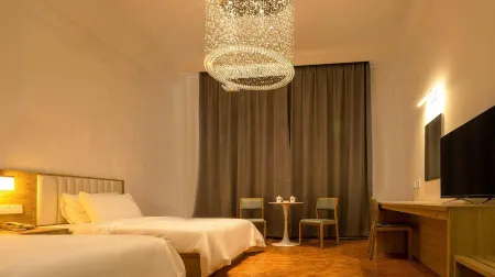 Qiqihar Golden Shield Holiday Hotel Отели рядом с достопримечательностью «Longsha Zoological and Botanical Gardens»