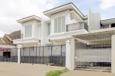 Hotel O Golden White House Near Mall Panakkukang Các khách sạn ở Rappocini