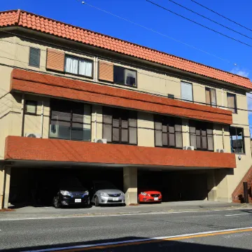 Hotel　Sanzoku Отели рядом со станцией Yui Festival Railway Station