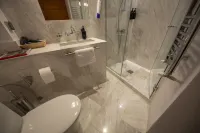 Rainforest Studio Downtown by Pretty Apartments