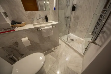 Rainforest Studio Downtown by Pretty Apartments