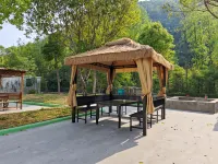 Daoju International Hotel (Danjiangkou Lion Rock International Manor Branch) Hotels near Canglanghai Tourist Port