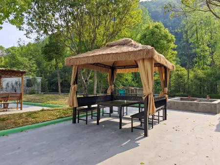 Daoju International Hotel (Danjiangkou Lion Rock International Manor Branch) Отели в г. Даньцзянкоу