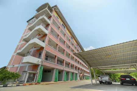 Chompoo Inn Отели рядом с достопримечательностью «Wat Lan Tak Fa»