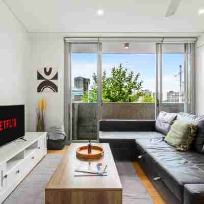 Central stylish 1 bedroom with balcony and air-con Rooms