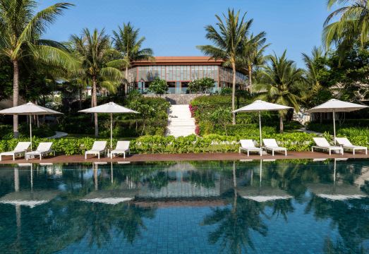 알마 리조트의 넓은 로비와 전망