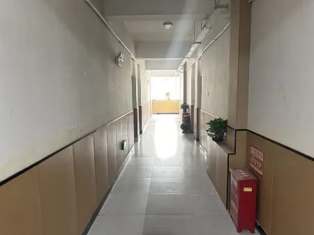 Shache International Youth Hostel Отели рядом с достопримечательностью «Armanisa Royal Memorial Mausoleum»