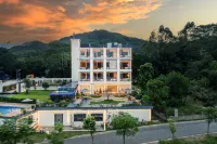 Yiyi Pushé · Lakeside Starry Sky Swimming Pool Vacation Apartment Hotels near Chongxu Ancient Temple