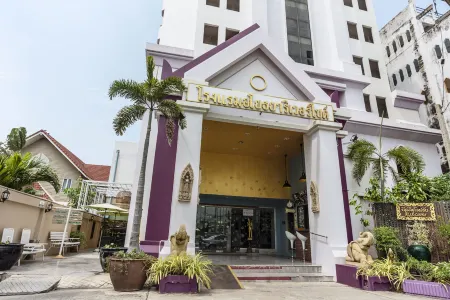 Ayothaya Riverside Hotel Отели рядом с достопримечательностью «Wat Suwandararam Ratchaworawihan»