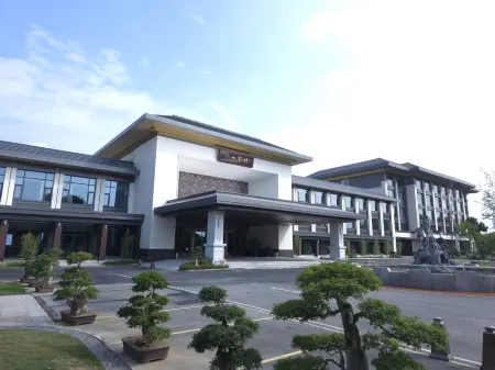 Longshan Hotel Отели в г. Даньцзянкоу