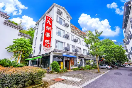 Jiuzhou Natural Themed Inn (Renhua Danxiashan Scenic Area) Отели рядом с достопримечательностью «Zhanglao Peak»