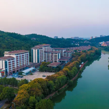 Xianning Banshanli Wellness Hot Spring Hotel (Sanjing Forest Hot Spring Resort Area)