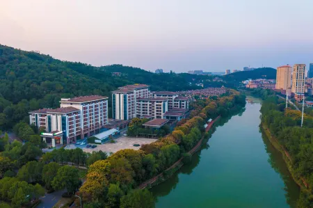 Xianning Banshanli Wellness Hot Spring Hotel (Sanjing Forest Hot Spring Resort Area) Отели рядом с достопримечательностью «Taiyi Statue of God»