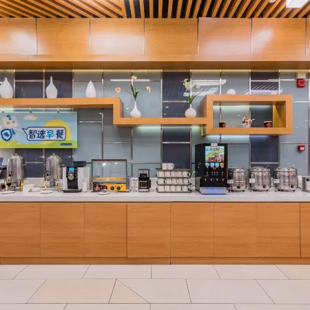 Handan East Railway Station Holiday Inn Express (The Mixc Branch)