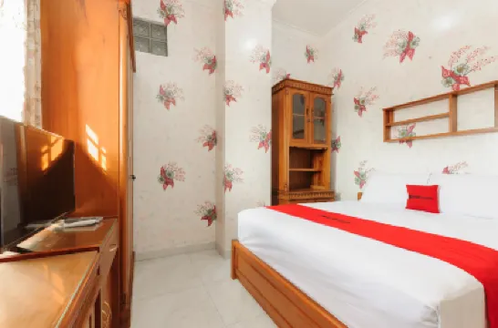 RedDoorz Plus near Mall Sunter Hotels in North Jakarta