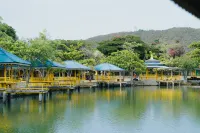 แฝดสามการ์เด้นท์รีสอร์ท แสมสาร - ที่มีที่จอดรถ