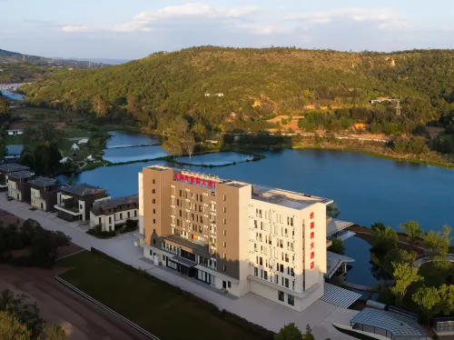 Xinhu Bay Resort Hotel (Chuxiong Xinghai Lake High-speed Rail Station Branch) - Mountain view