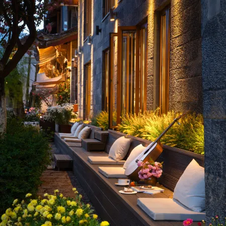 Yue·Seventeen | Panoramic Lijiang Old Town View · Golden Mountain Sunrise · Garden Coffee Guesthouse