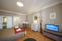 Old Town - 3 Bedroom 3 Bathroom & Kitchen Apartment Templova - 停車場